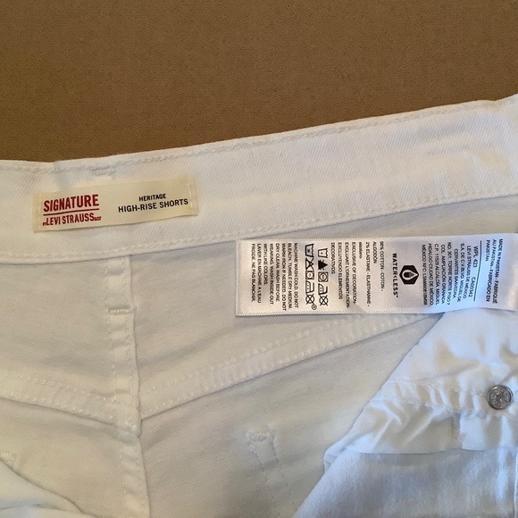 Levi’s white denim shorts - Picture 4 of 12